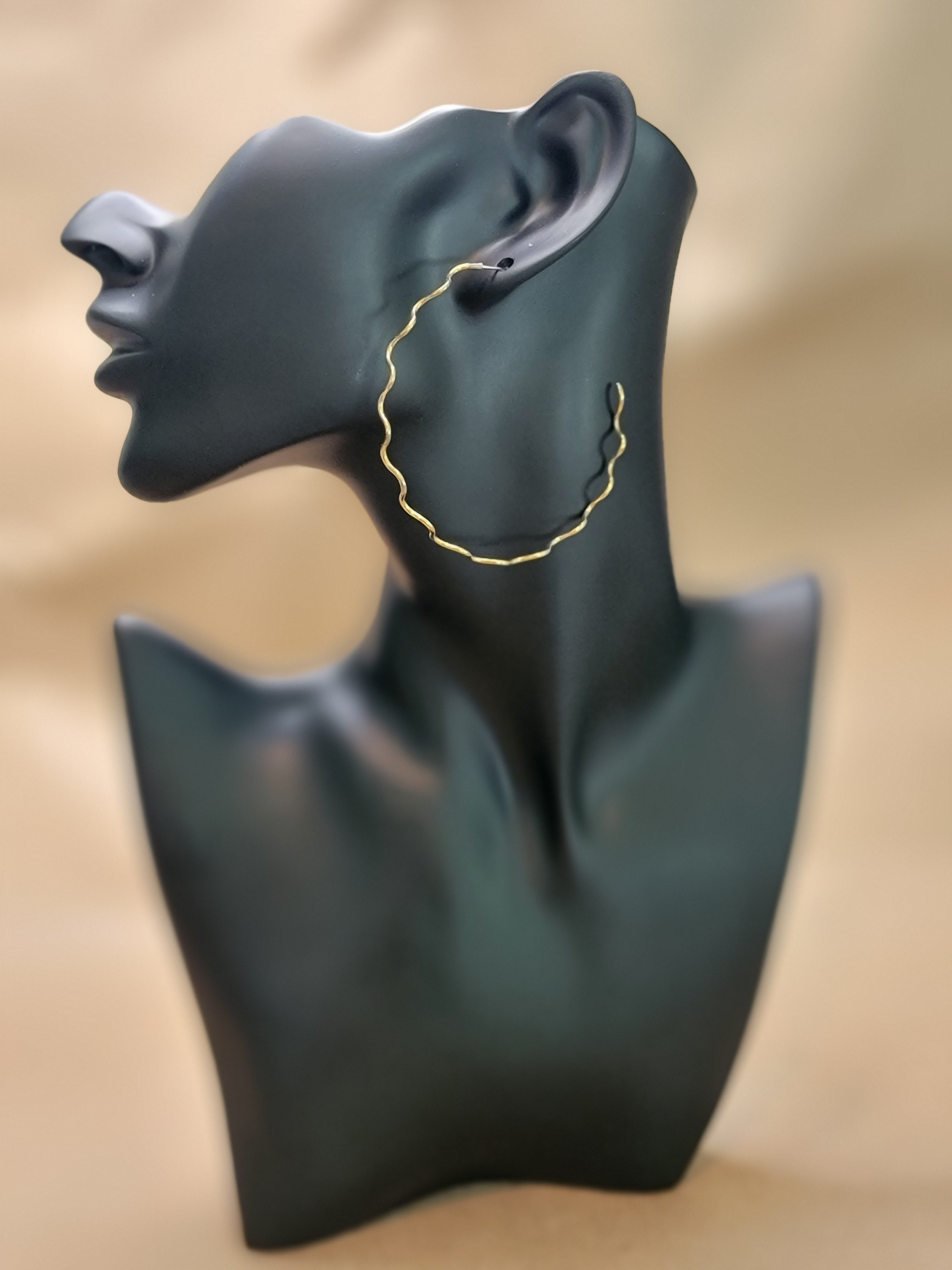 Large wiggle hoop earring