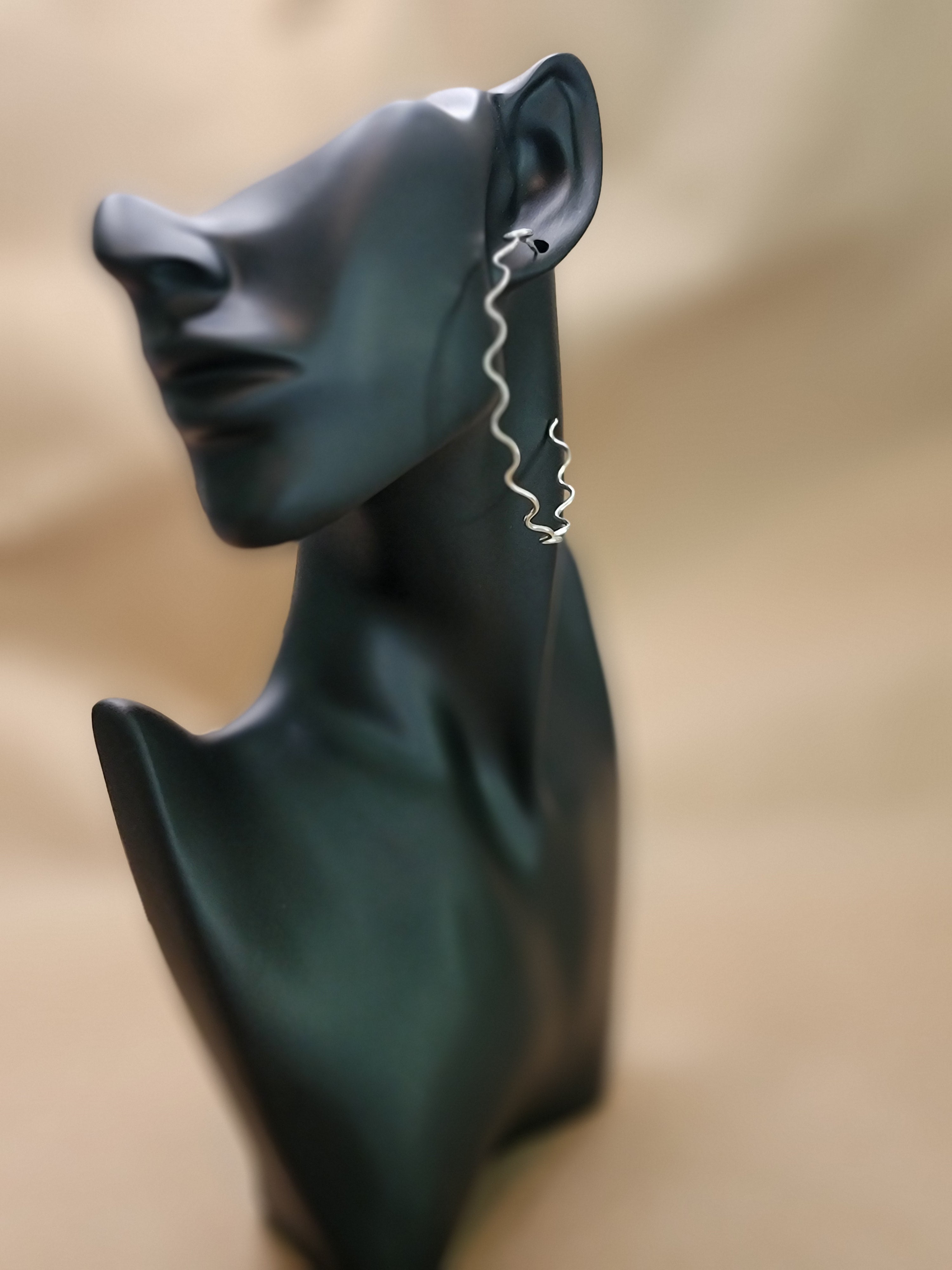 Large wiggle hoop earring